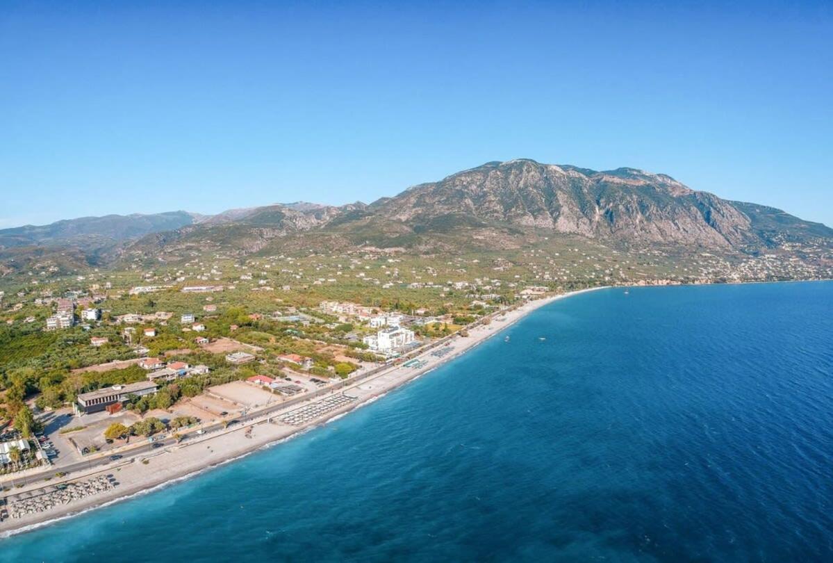 Kalamata'S Spacious Getaway-Taygetos Amazing View Екстериор снимка